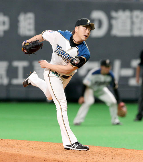 日本ハム対オリックス　7回から登板する日本ハム宮西（撮影・佐藤翔太）