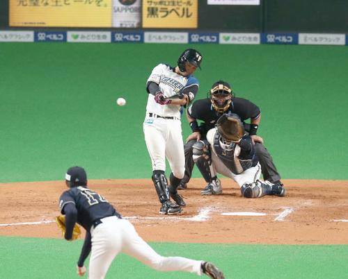 日本ハム対オリックス　8回裏日本ハム2死、右越え三塁打を放つ浅間（撮影・黒川智章）
