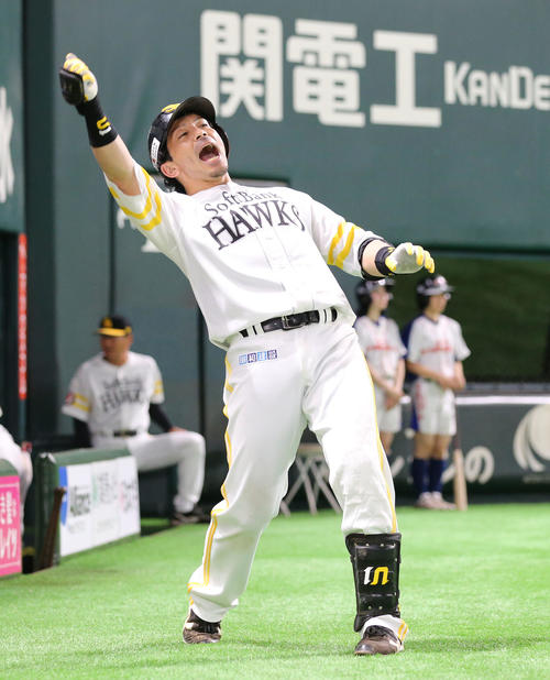 ソフトバンク対ロッテ　7回裏ソフトバンク無死、松田は左越えに本塁打を放ちいつものポーズ（撮影・梅根麻紀）