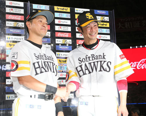 ソフトバンク対ロッテ　ヒーローになった川島と明石（右）はお立ち台で笑顔（撮影・梅根麻紀）