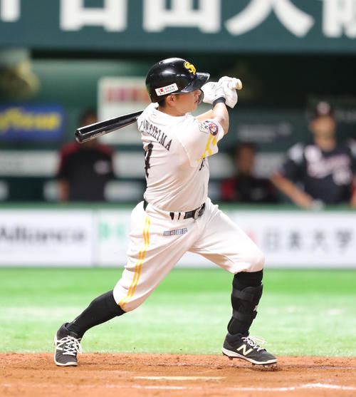 ソフトバンク対ロッテ　8回裏ソフトバンク2死二塁、川島は左に適時二塁打を放つ（撮影・梅根麻紀）