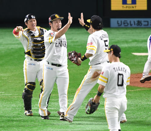 ソフトバンク対ロッテ　30セーブを挙げた森（左から2人目）は松田らナインとタッチする（撮影・今浪浩三）