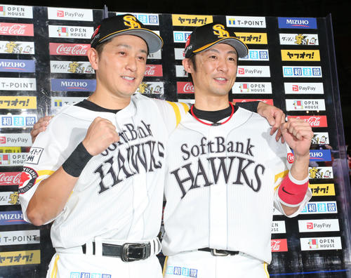 ソフトバンク対ロッテ　ヒーローの川島（左）と明石はお立ち台でガッツポーズ（撮影・梅根麻紀）