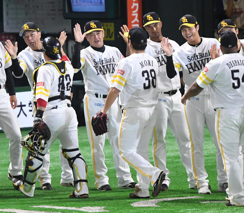ソフトバンク対ロッテ　勝利を祝う工藤監督（左から3人目）ら（撮影・今浪浩三）