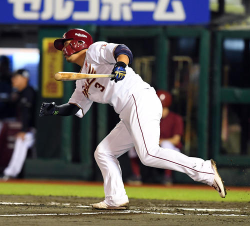 楽天対オリックス　7回裏楽天無死、中越えに三塁打を放つ浅村（撮影・たえ見朱実）