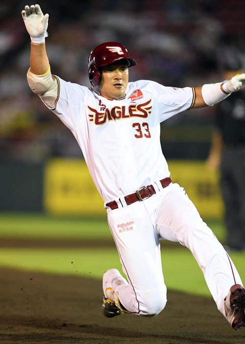楽天対オリックス　4回裏楽天無死、右越えに三塁打放つ銀次（撮影・たえ見朱実）