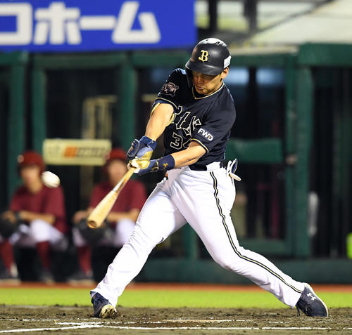 楽天対オリックス　3回表オリックス1死一塁、右越え2点本塁打を放つ吉田正（撮影・たえ見朱実）