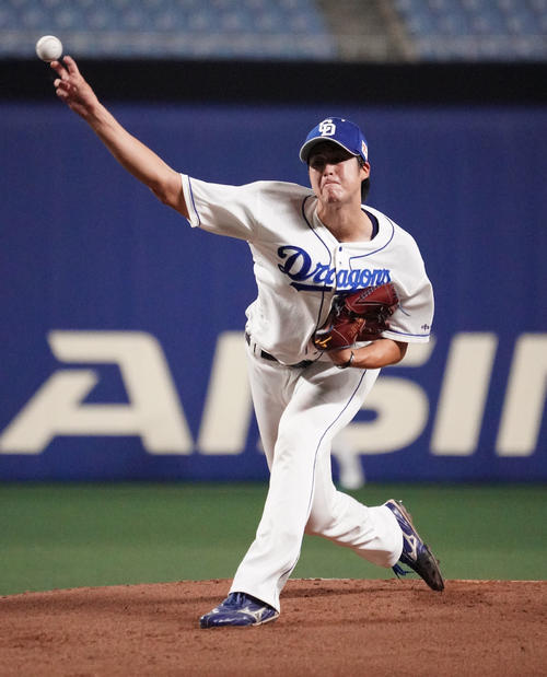 中日投手練習　ナゴヤドームのマウンドを使い投球練習をする梅津晃大（撮影・森本幸一）