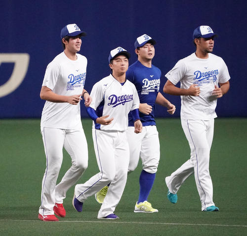 中日投手練習　ランニングをする（左から）梅津晃大、山本拓実、小笠原慎之介、阿知羅拓馬（撮影・森本幸一）