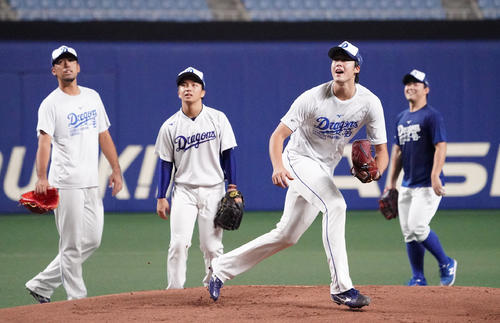 中日投手練習　ノックを受ける梅津晃大（手前）後方・左から阿知羅拓馬、山本拓実、小笠原慎之介（撮影・森本幸一）