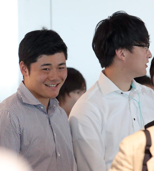 羽田空港に向かう飛行機を待つ間に笑顔を見せる日本ハム清宮（左）（撮影・佐藤翔太）
