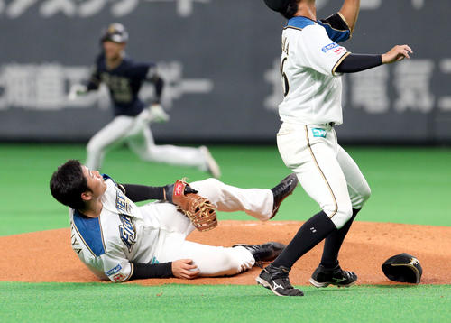 8日、マウンド上で転倒する日本ハム清宮