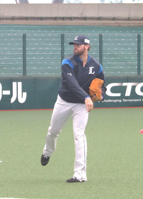 キャッチボールを行う西武ニール（撮影・栗田成芳）