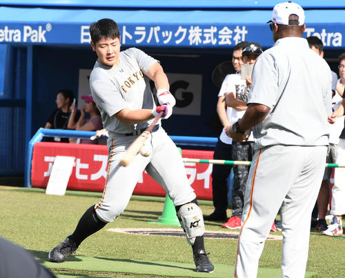 クロマティ氏の指導を受けながらティー打撃をこなす岡本（2019年9月8日）