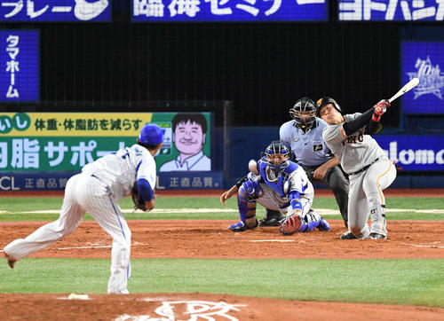 8月4日、DeNA戦の5回2死満塁で投手今永の前に空振り三振に倒れる巨人岡本