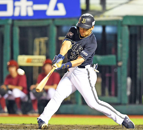 3回表オリックス1死一塁、右越え2点本塁打を放つ吉田正尚（撮影・たえ見朱実）