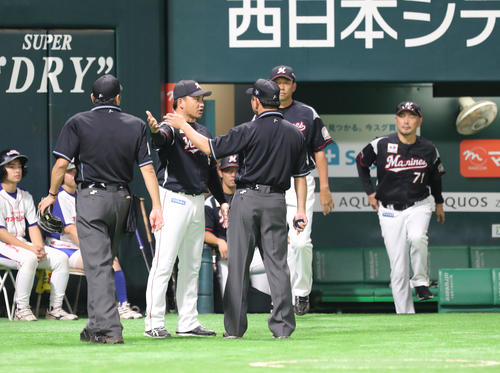 ソフトバンク対ロッテ　4回途中、審判に意見するロッテ井口監督（中央左）は禁止行為で退場となる（撮影・梅根麻紀）