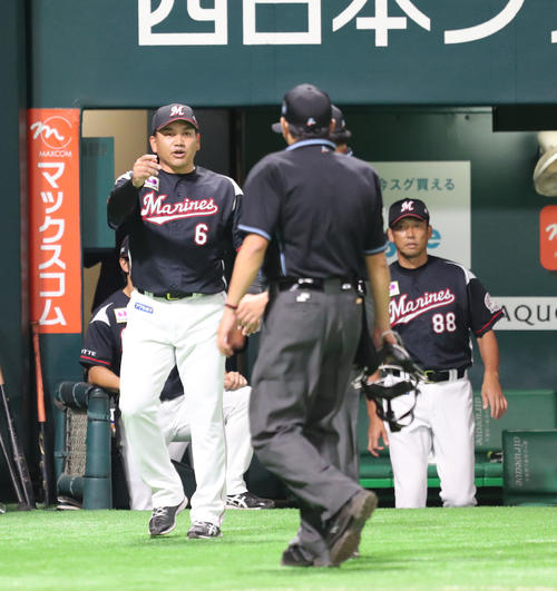 4回途中、審判に意見する井口資仁監督、禁止行為となり退場となる（撮影・梅根麻紀）