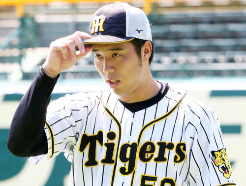 投手指名練習で青柳は引き締まった表情を見せる（撮影・上山淳一）