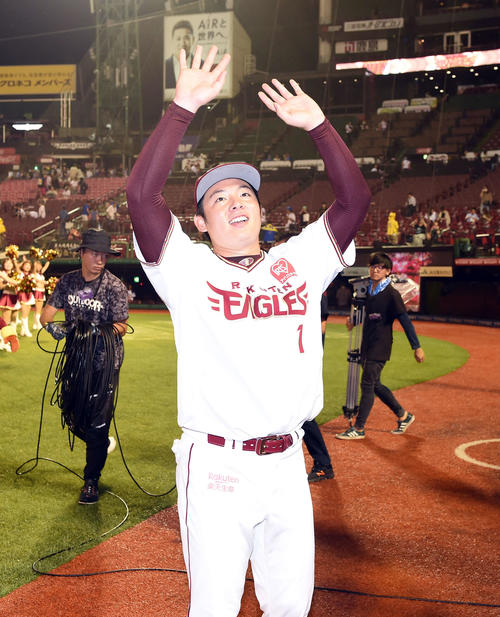 楽天対オリックス　オリックスに勝利しファンの声援に応える楽天松井（撮影・たえ見朱実）