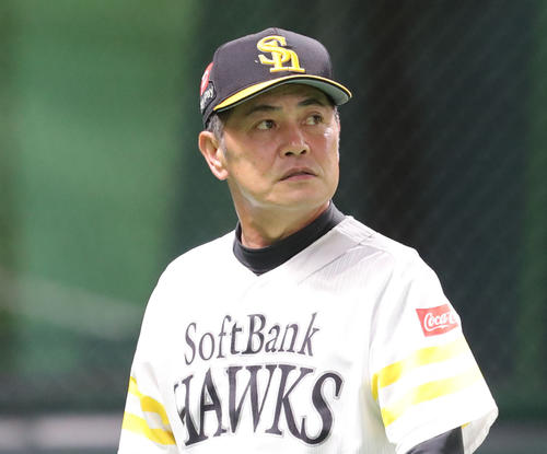 ソフトバンク対ロッテ　審判に選手交代を告げてベンチに戻る工藤公康監督（撮影・梅根麻紀）