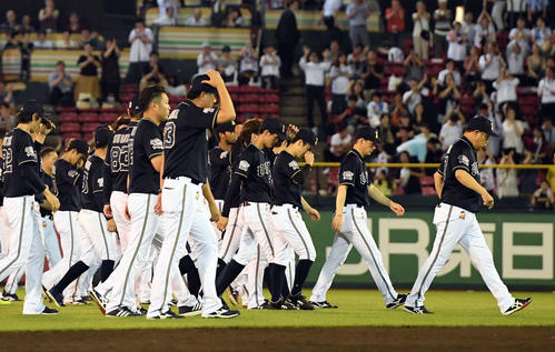 楽天対オリックス　応援団へのあいさつを終えて引き揚げるオリックス西村監督（右）と選手たち（撮影・たえ見朱実）
