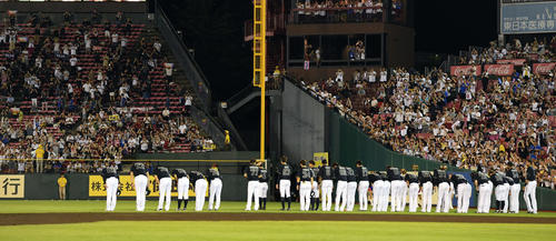 楽天対オリックス　楽天生命パークスタジアムでの最終戦を終え応援団にあいさつするオリックスナイン（撮影・たえ見朱実）