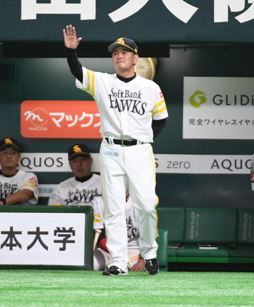 ソフトバンク対ロッテ　7回裏、代打を告げる工藤監督（撮影・今浪浩三）