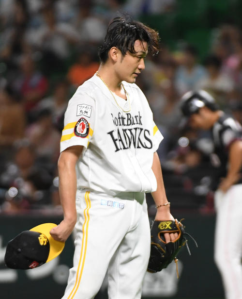 ソフトバンク対ロッテ　3回表ロッテ1死一塁、打者井上を迎え降板する松田（撮影・今浪浩三）
