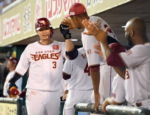 楽天対オリックス　2回裏楽天無死、29号ソロ本塁打を放った浅村は、ナインの出迎えに笑顔を見せる（撮影・たえ見朱実）