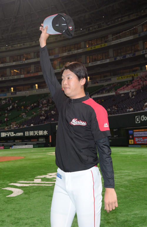 ソフトバンク対ロッテ　7勝目を挙げレフトスタンドのファンに手を振る二木（撮影・今浪浩三）