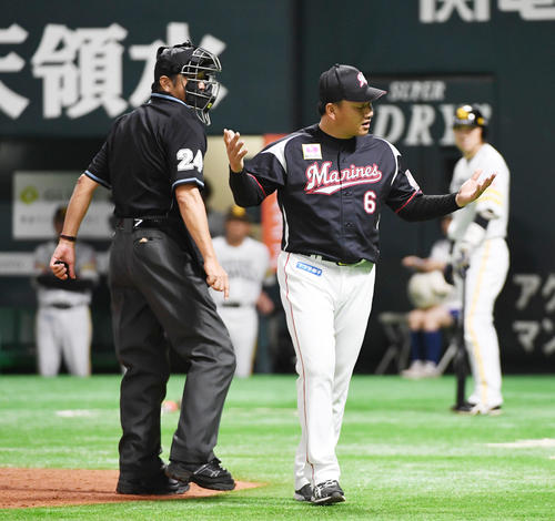 ソフトバンク対ロッテ　4回裏ソフトバンク1死一塁、嶋田球審（左）に退場を告げられ不服そうな表情を浮かべる井口監督（撮影・今浪浩三）