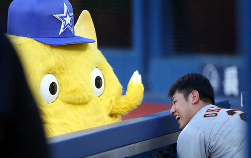 DeNA対巨人　試合前、DeNAマスコットのCHAPYと談笑する岡本（撮影・狩俣裕三）