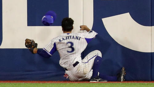 DeNA対巨人　4回表巨人1死二塁、ゲレーロの右飛を好捕する梶谷（撮影・狩俣裕三）