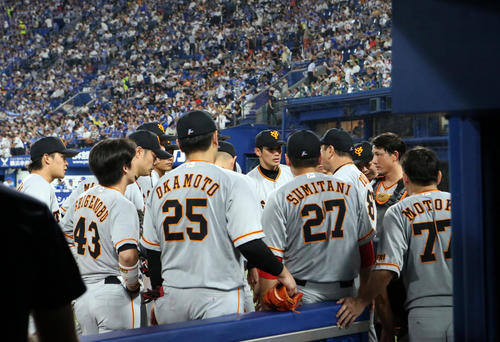 DeNA対巨人　5回裏を終え、円陣を組む巨人の選手たち（撮影・狩俣裕三）