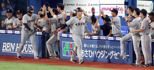 DeNA対巨人　6回表巨人2死一塁、逆転の本塁打を放った岡本（手前右）と丸（同左）はナインの出迎えを受ける（撮影・垰建太）