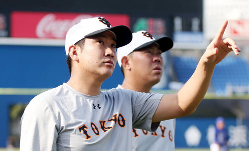 DeNA対巨人　試合前の練習で、山口（右）と談笑する菅野（撮影・狩俣裕三）