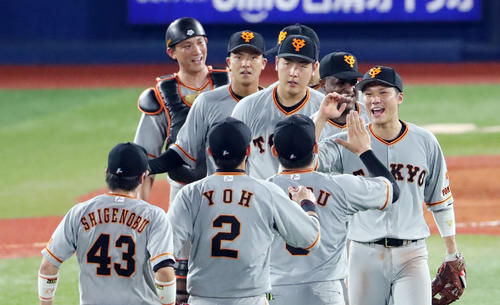 DeNA対巨人　DeNAに勝利し喜ぶ巨人坂本勇人（右）らナイン（撮影・垰建太）