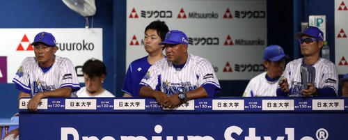 DeNA対巨人　9回裏、ぼうぜんとグラウンドを見つめるラミレス監督（中央）（撮影・狩俣裕三）