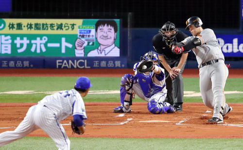 DeNA対巨人　1回表巨人2死一塁、空振り三振に倒れる岡本。投手今永（撮影・垰建太）