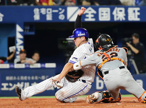 DeNA対巨人　2回裏DeNA1死一、三塁、大和の三ゴロで三塁走者佐野は本塁アウト。捕手小林（撮影・丹羽敏通）