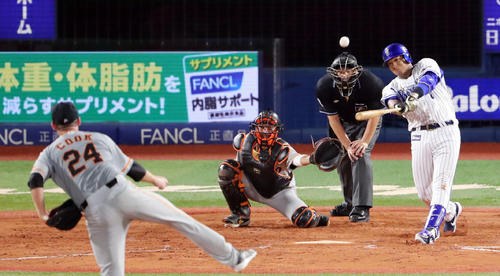 DeNA対巨人　3回裏DeNA2死、左中間に先制ソロ本塁打を放つロペス。投手クック（撮影・垰建太）