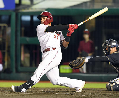 楽天対オリックス　7回裏楽天2死一、三塁、左適時打を放つ代打フェルナンド（撮影・たえ見朱実）