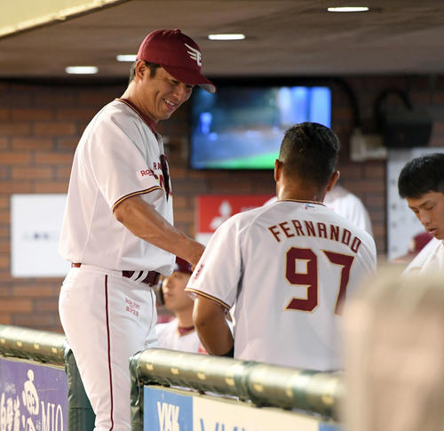 楽天対オリックス　7回、適時打を放ったフェルナンド（手前）と握手を交わす楽天平石監督（撮影・たえ見朱実）