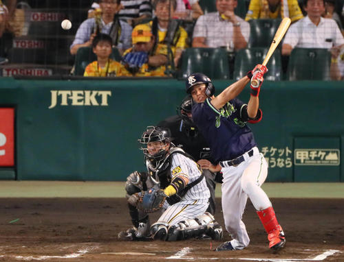 阪神対ヤクルト　10回表ヤクルト2死三塁、塩見は中前勝ち越し適時打を放つ（撮影・宮崎幸一）