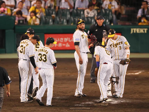 阪神対ヤクルト　10回表ヤクルト2死三塁、ドリス（中央）は塩見に中前勝ち越し適時打を浴びて激励を受ける（撮影・宮崎幸一）