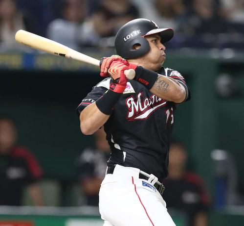 日本ハム対ロッテ　2回表ロッテ1死一塁、右中間に2点本塁打を放つマーティン（撮影・黒川智章）