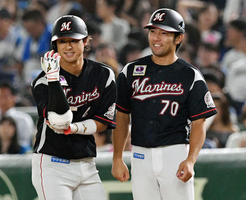日本ハム対ロッテ　4回表ロッテ2死一、三塁、左前適時打を放った藤岡（左）は笑顔を見せる（撮影・滝沢徹郎）