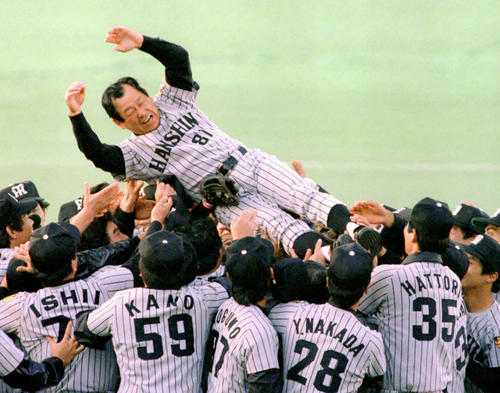 85年、球団初の日本一に輝き、阪神ナインに胴上げされる吉田監督