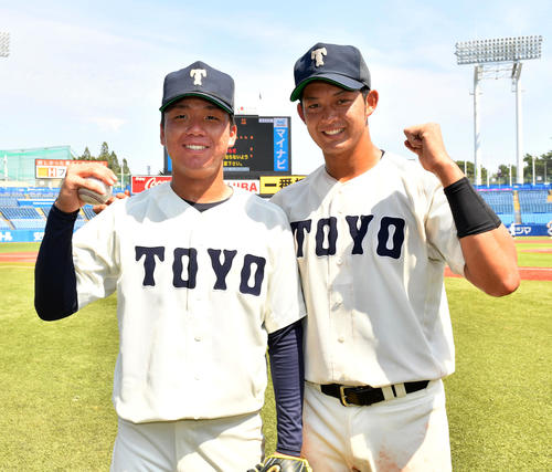 東洋大対立正大　開幕戦を完封勝利で飾った東洋大・村上（左）は決勝打の佐藤都捕手とガッツポーズする（撮影・柴田隆二）